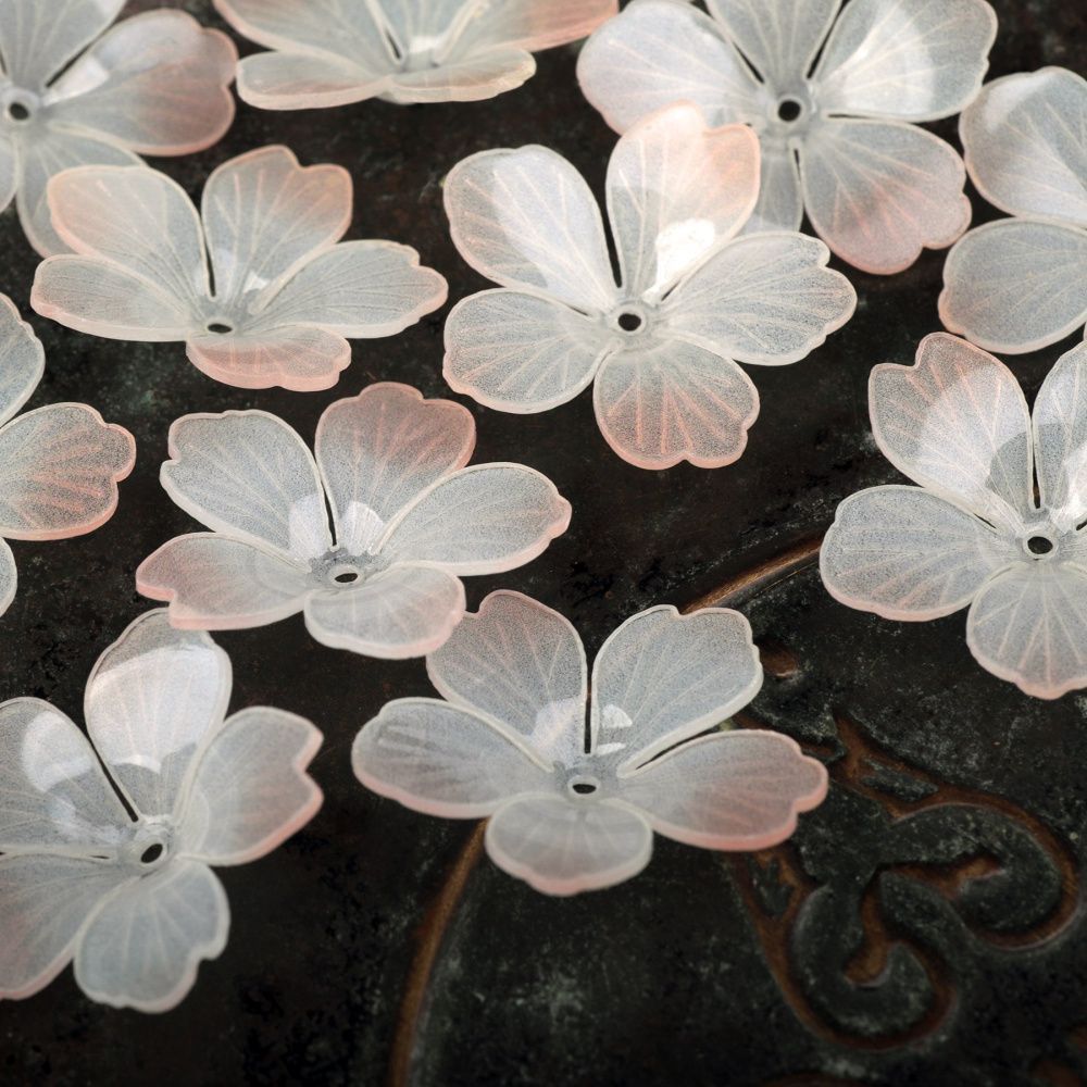 бусина, акрил "цветок сливы", цвет кремовый/молочный, 28x28x8-10 мм