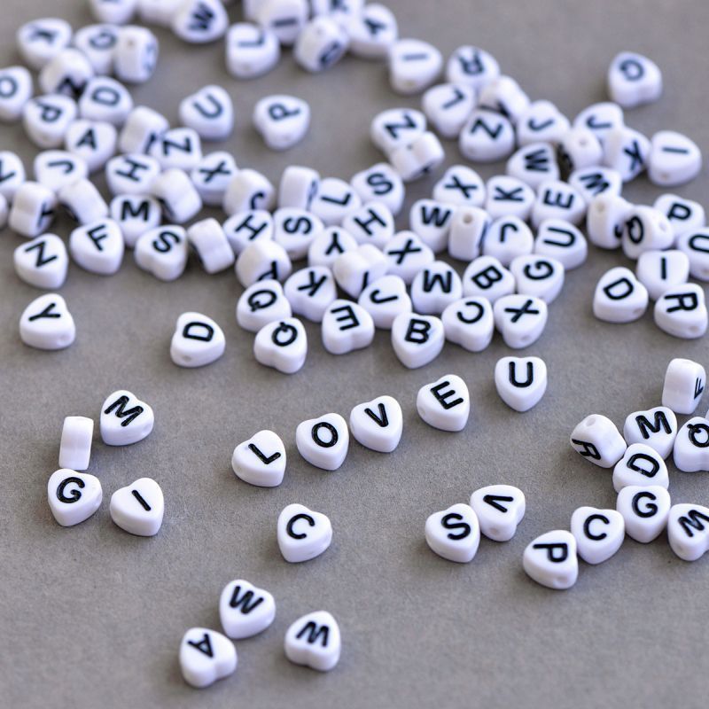 набор бусин-сердечек 52 шт. с буквами, английский алфавит, белый/черный