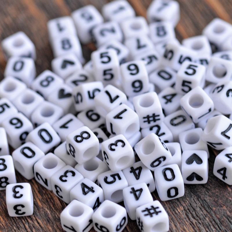 набор бусин-кубиков 48 шт. с цифрами/символами 0123456789#♡