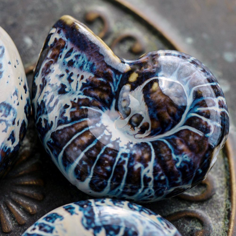 бусина, керамика "наутилус", цвет голубой/коричневый, 39x30x16.5 мм