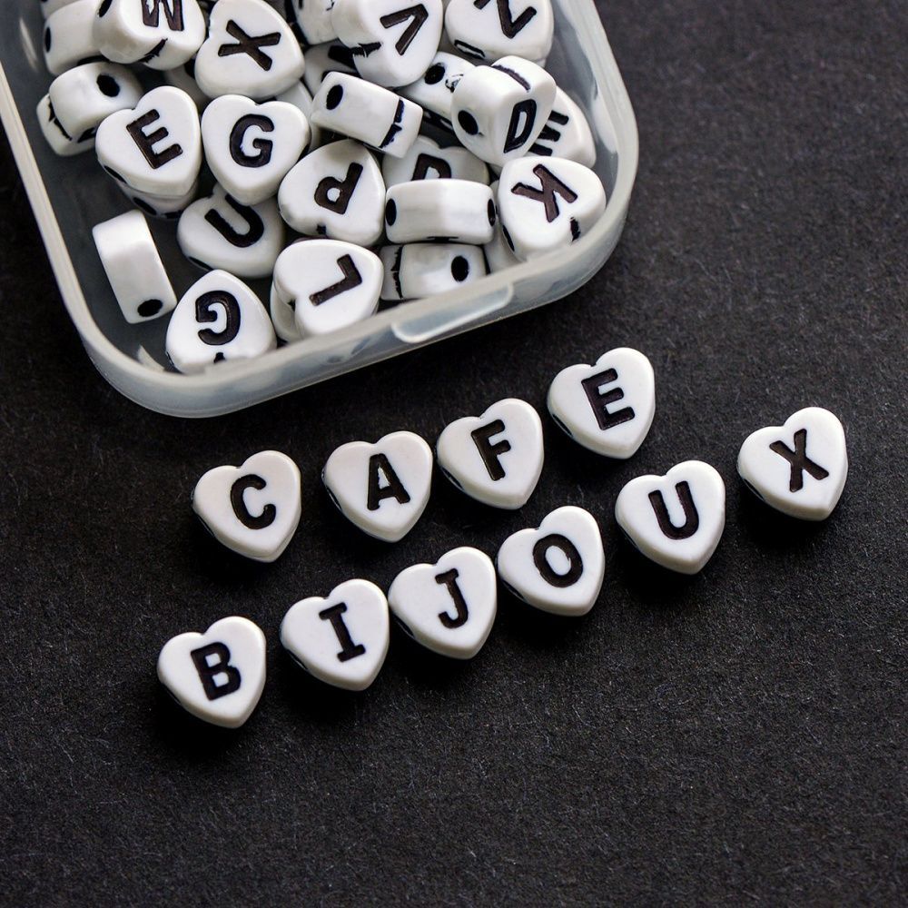 набор бусин-сердечек 52 шт. с буквами, английский алфавит, белый/черный