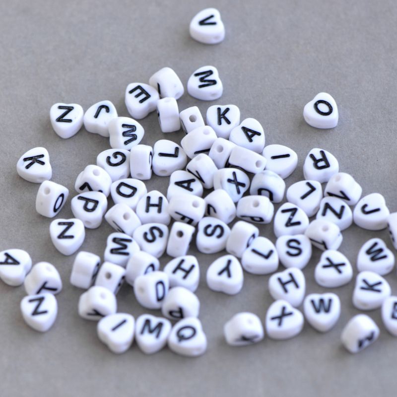 набор бусин-сердечек 52 шт. с буквами, английский алфавит, белый/черный