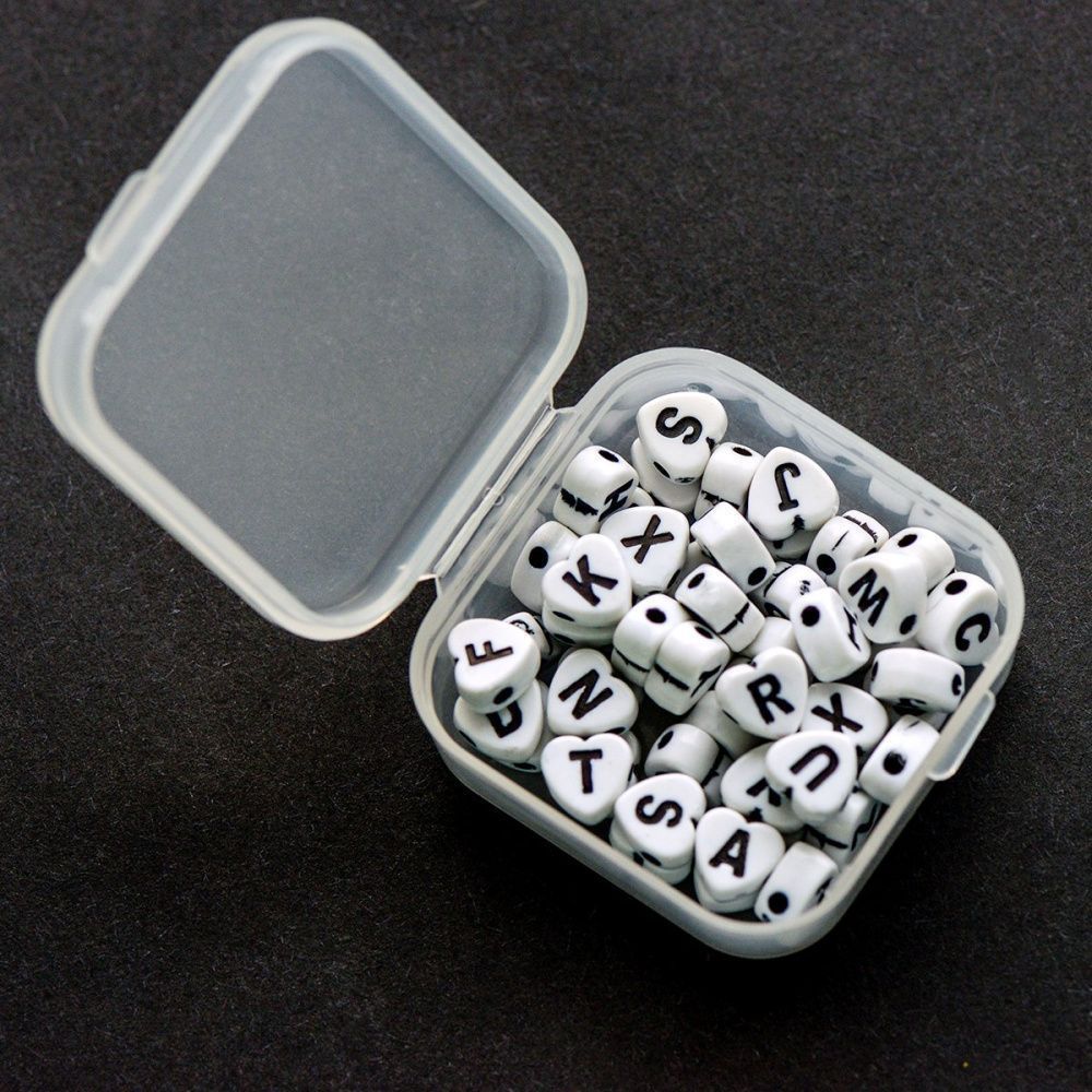 набор бусин-сердечек 52 шт. с буквами, английский алфавит, белый/черный