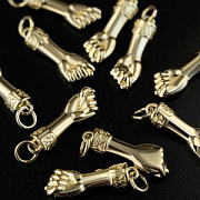 Подвеска металл "Рука", цвет желтое золото, 20x6.5x5 мм