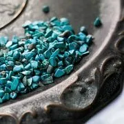 Бусина бирюза синтетическая, осколки без отверстия, цвет бирюзовый, 2-8x2-4 мм (уп 50 г)