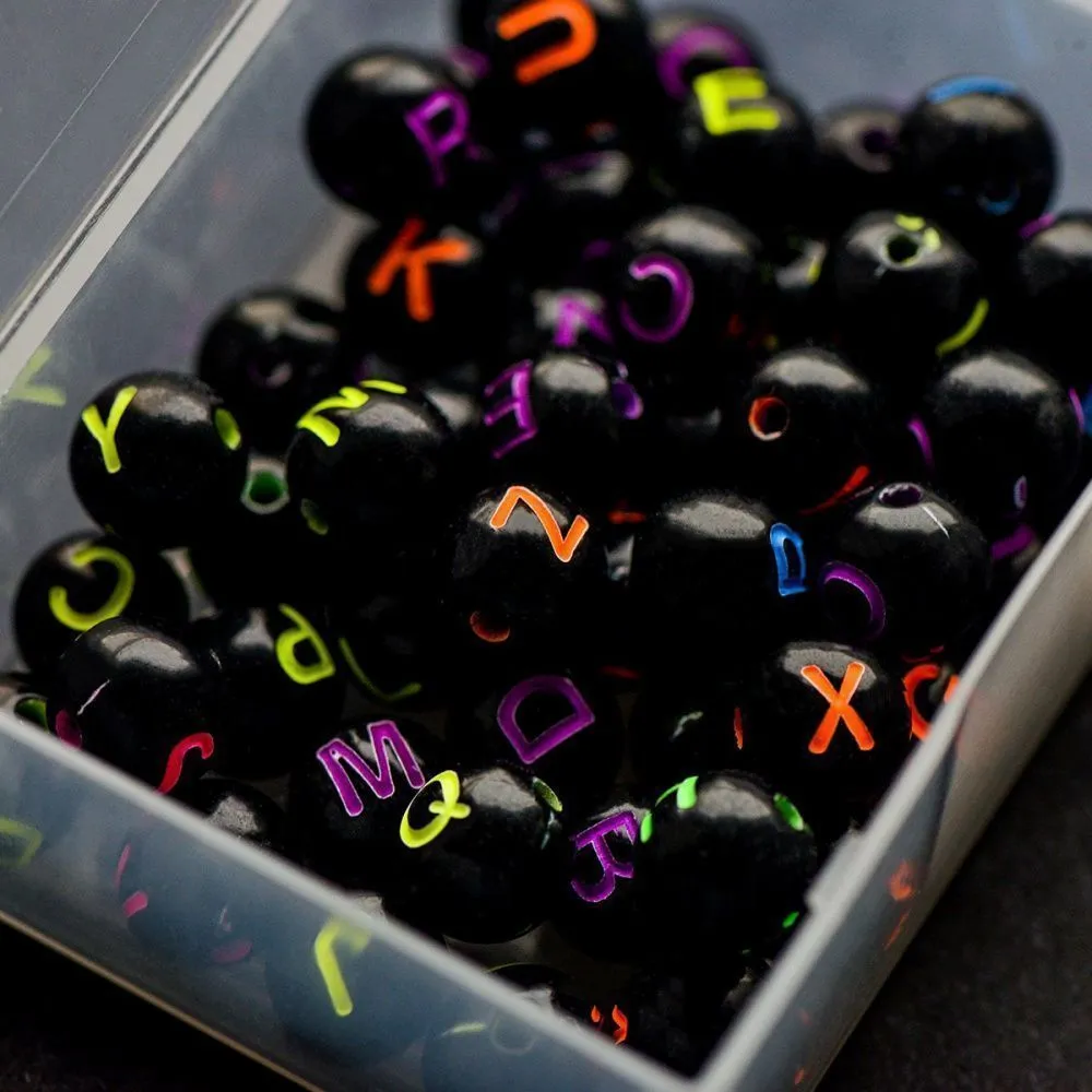 набор бусин круглых 52 шт. с буквами, английский алфавит, черный/микс