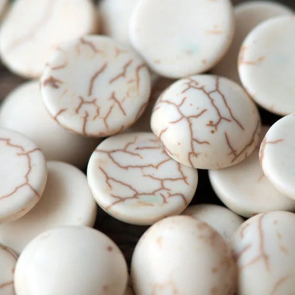 кабошон бирюза синтетическая, круглый, цвет античный белый, 12x4.5 мм