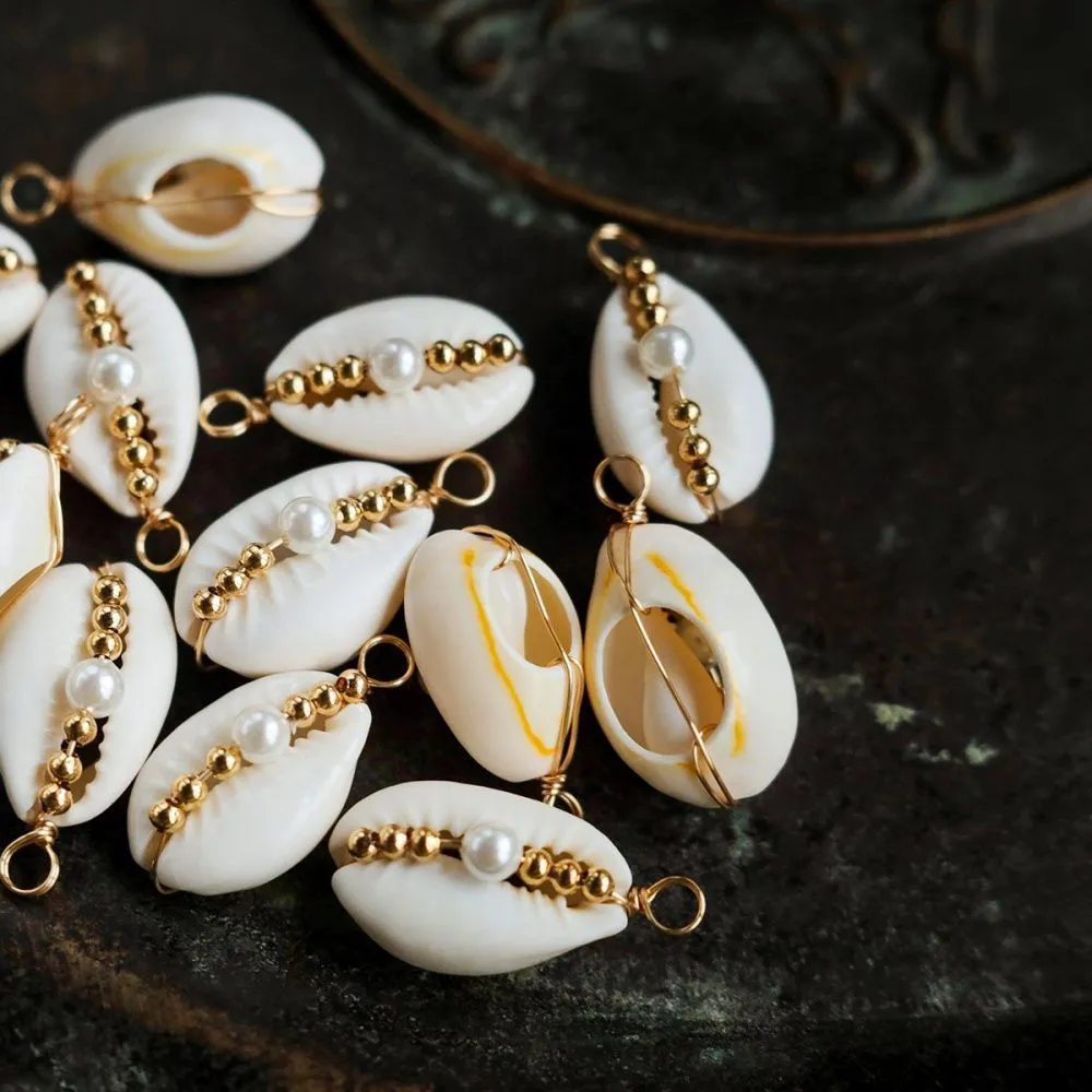 подвеска из ракушки "каури+жемчуг", сборная, цвет белый/золото, 27x14x10.5 мм