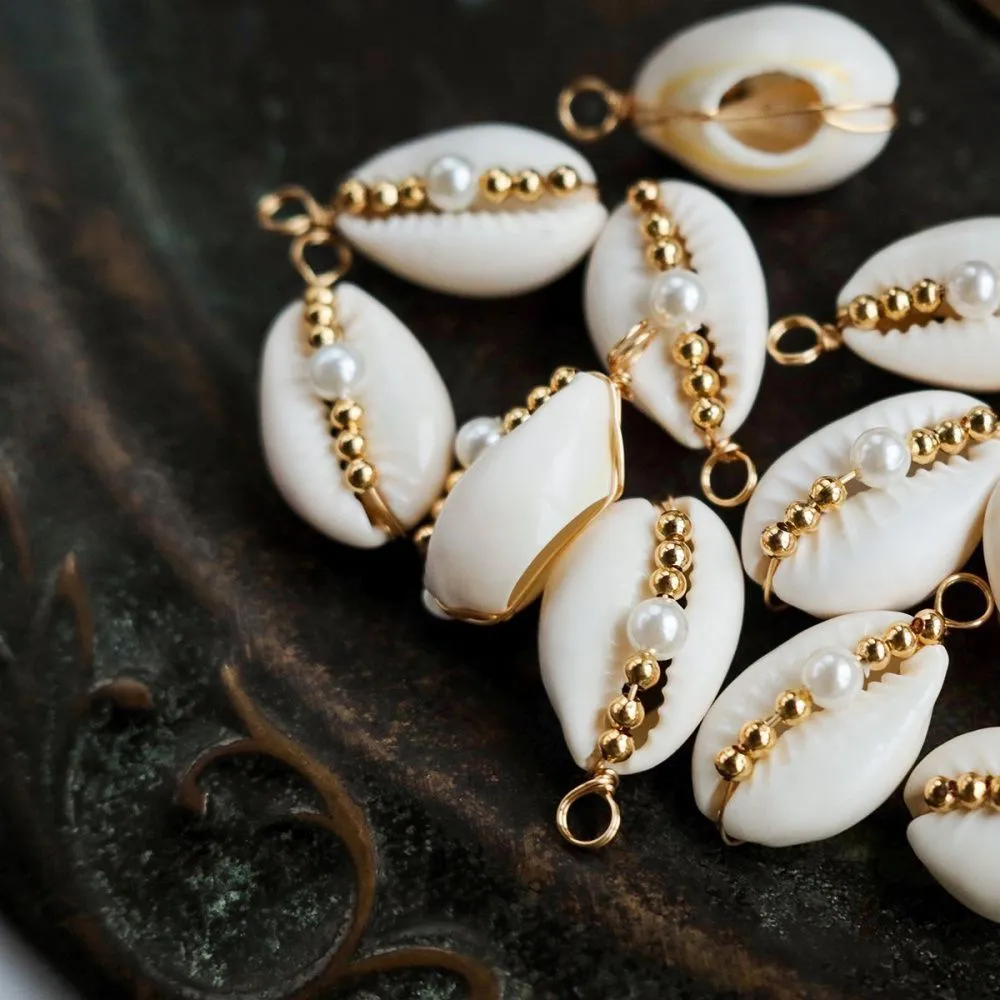 подвеска из ракушки "каури+жемчуг", сборная, цвет белый/золото, 27x14x10.5 мм