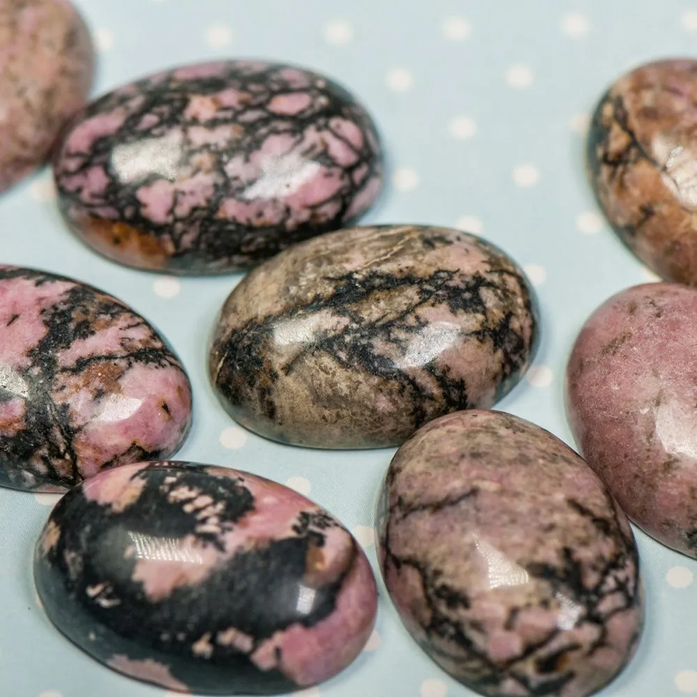 кабошон родонит овальный, цвет черно-розовый, 25х18х7мм