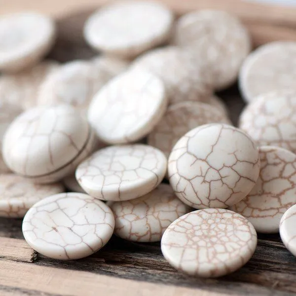 кабошон бирюза синтетическая, круглый, цвет античный белый, 20x7 мм