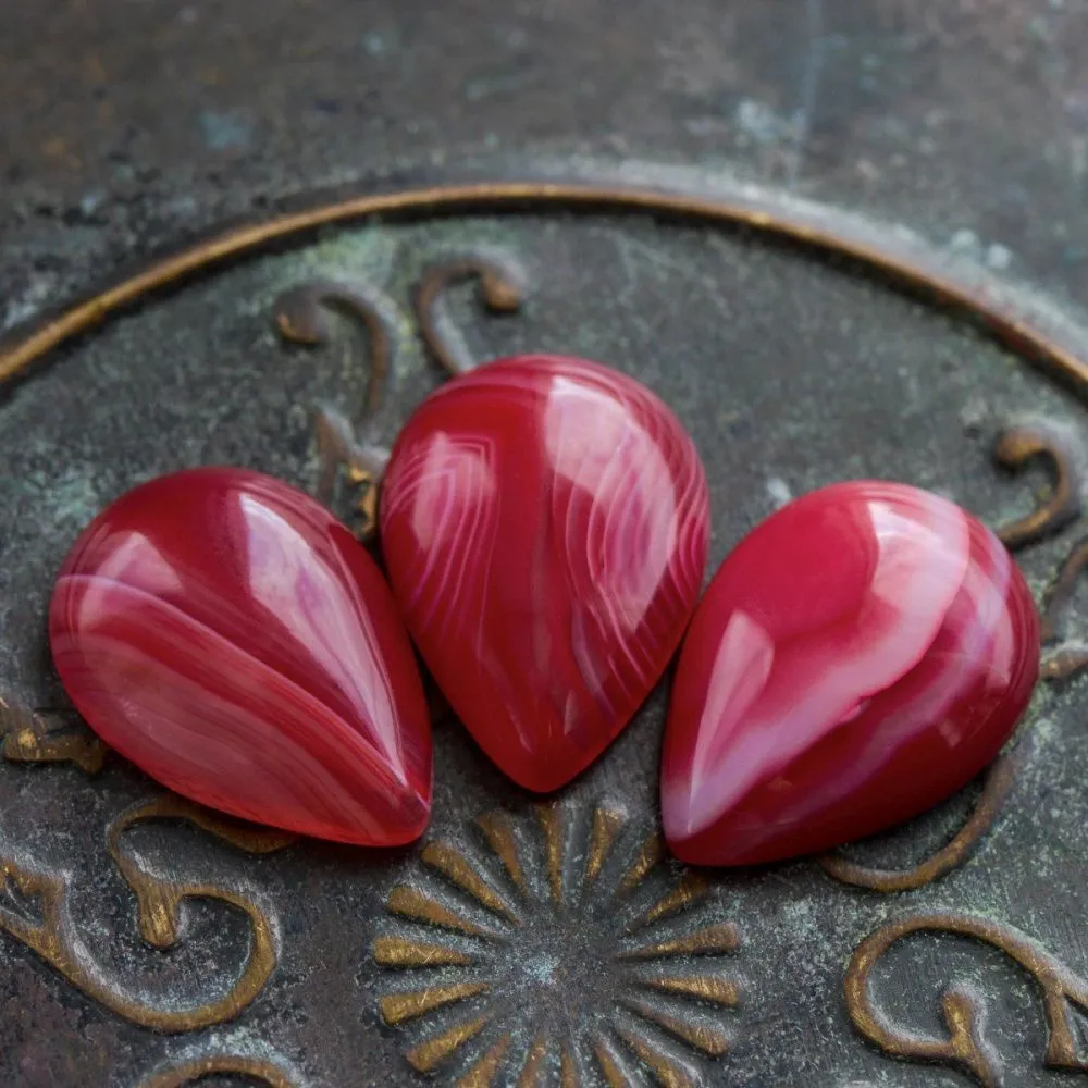 кабошон агат каплевидный, полосатый, цвет малиновый, 25x18x6-7 мм