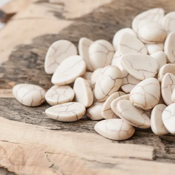 кабошон бирюза синтетическая, каплевидный, цвет античный белый, 10x14x4 мм